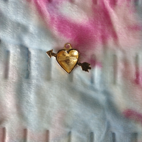 SIGNED PHISTER ENT. 1996 GOLD TONE RED ENAMEL HEART ARROW CHARM - Picture 3 of 3